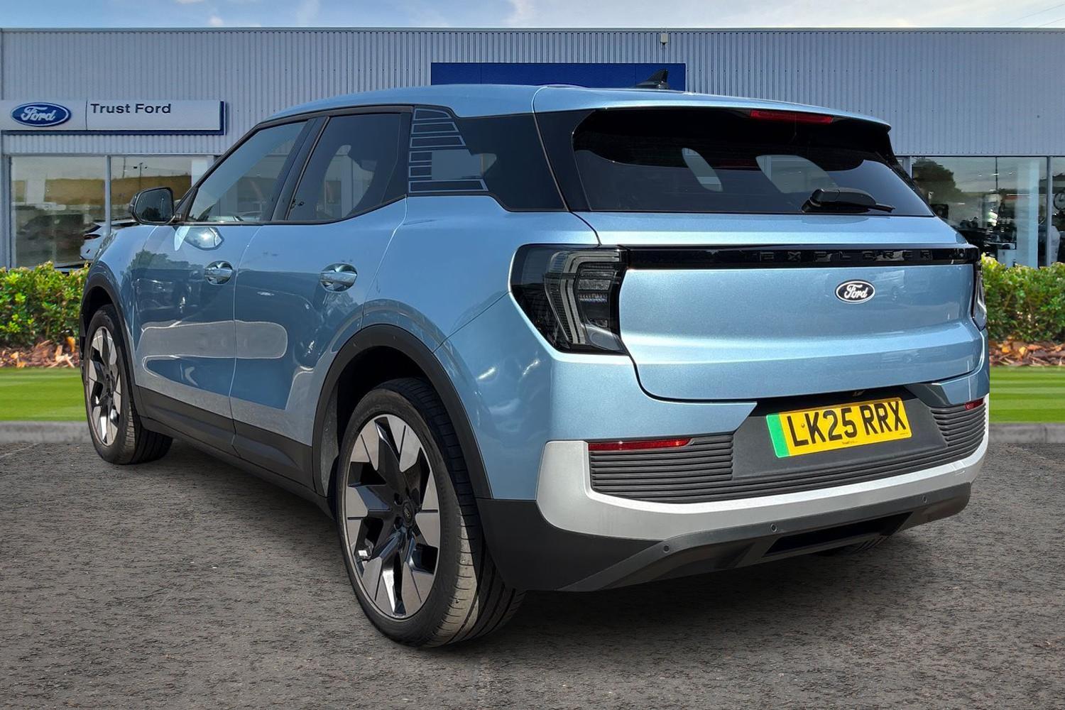 Ford Explorer Photo 1