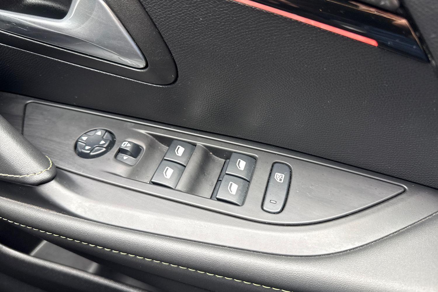 Peugeot 208 Photo 15