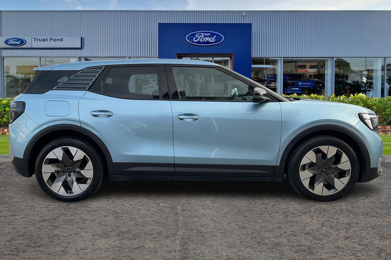 Ford Explorer Photo 2