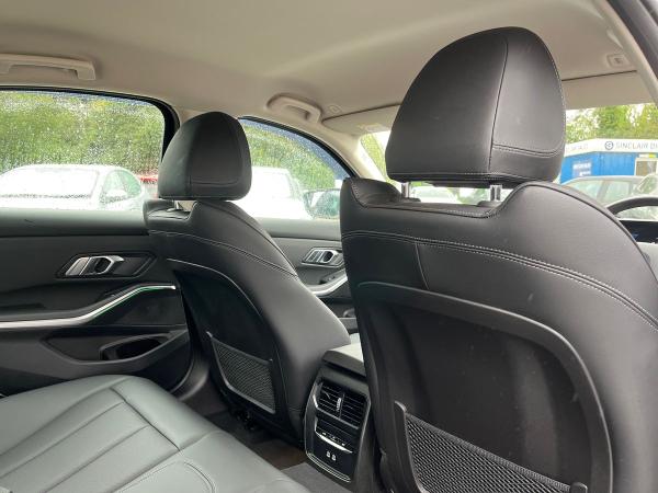 BMW 3 Series Photo autoimg-9e58d8ac4ff7bb5ab8f703f2e425a0fe57f82be2.jpg