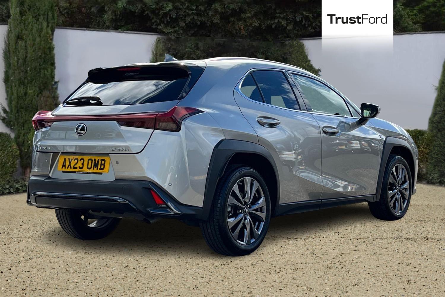 Lexus UX Photo 3