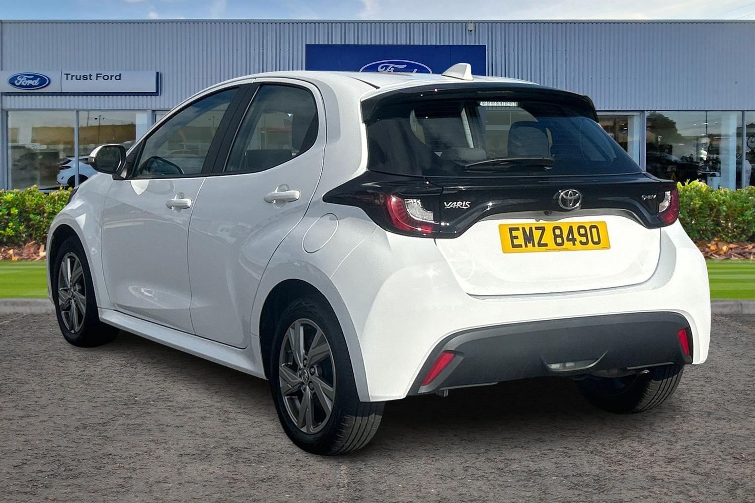 Toyota YARIS Photo 1
