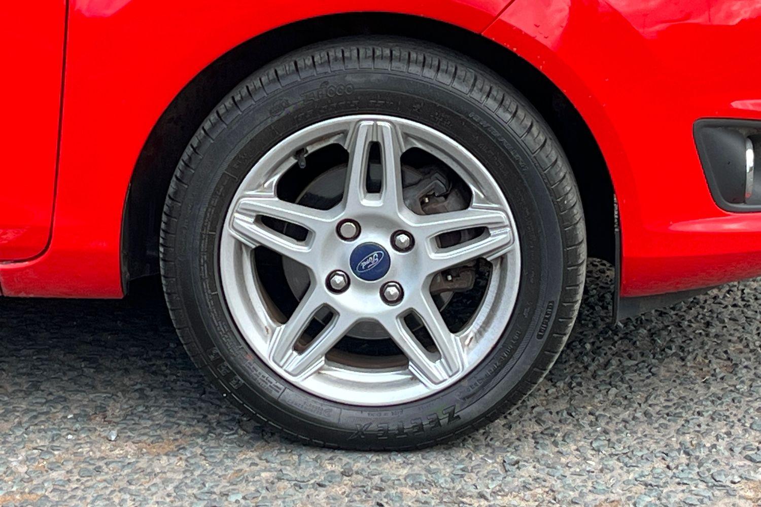 Ford FIESTA Photo 7