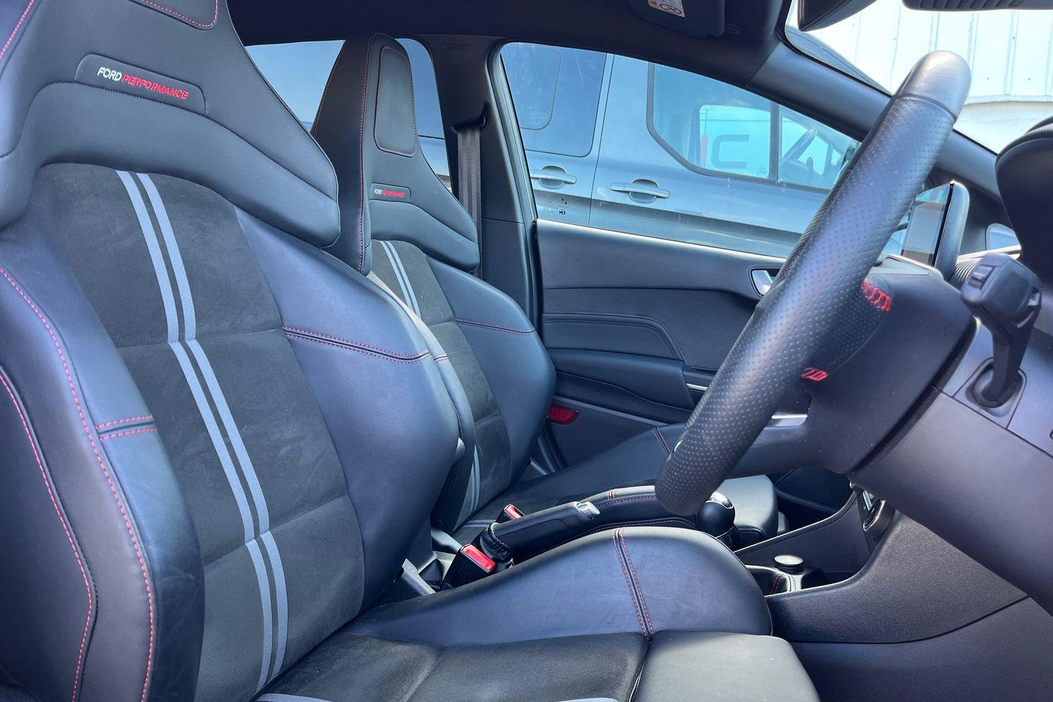 Ford FIESTA Photo 16