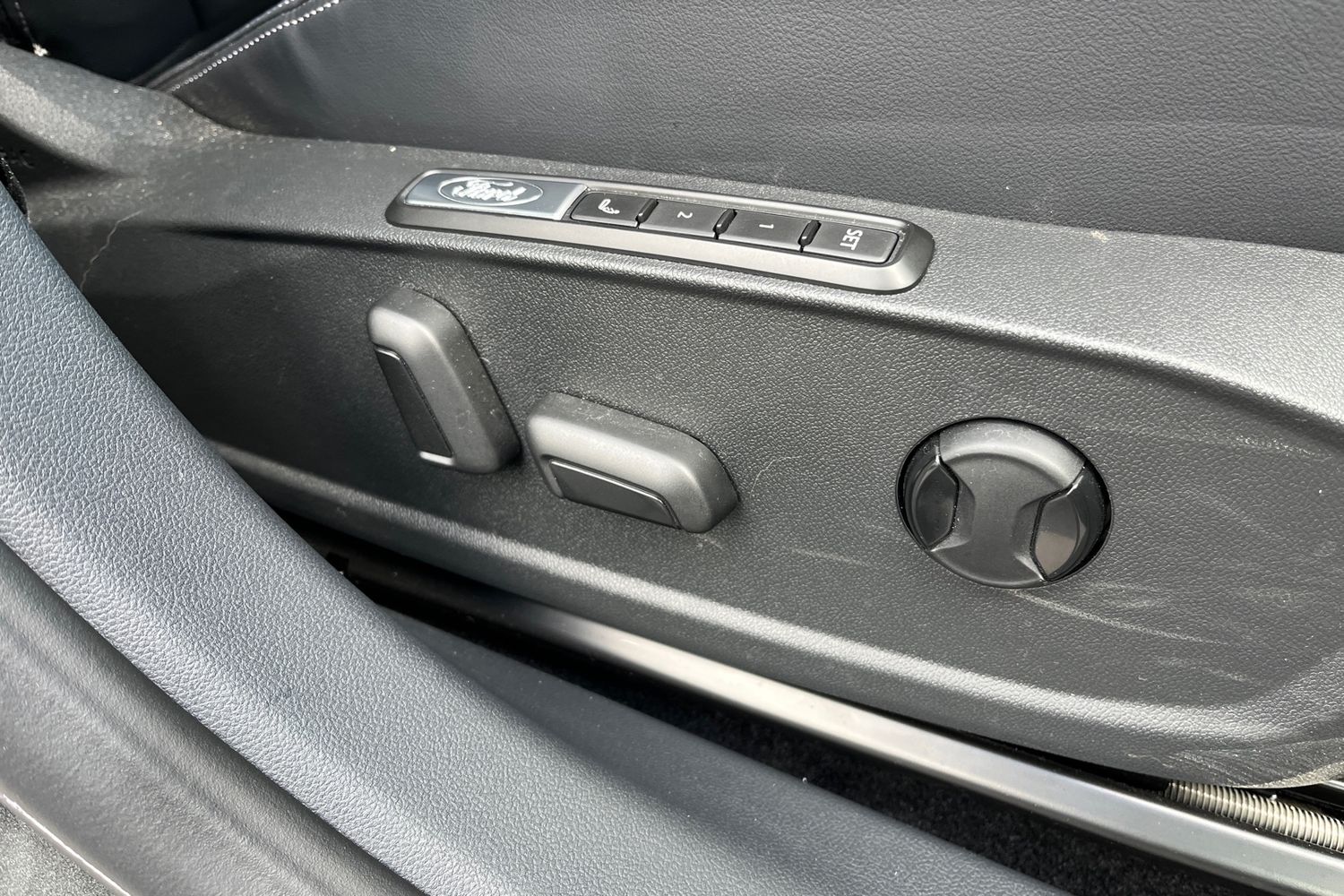 Ford Explorer Photo 30