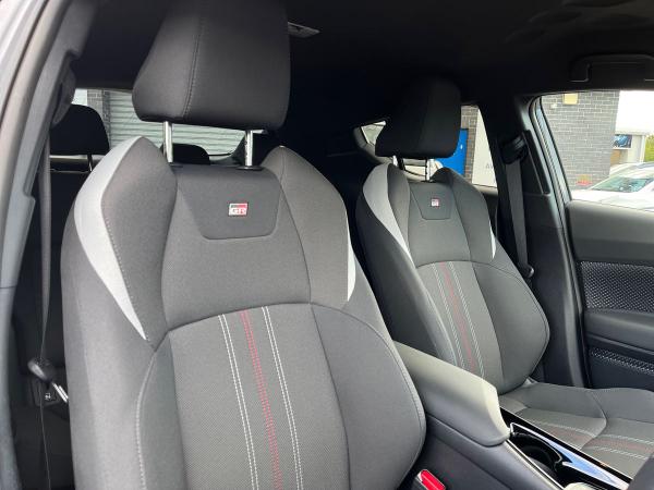 Toyota C-HR Photo autoimg-9f43fa0611fbc24bab31671aba8758f41240f182.jpg