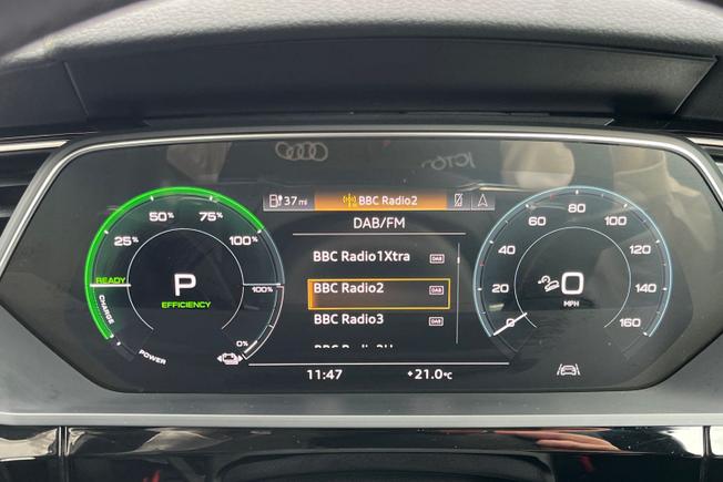 AUDI e-tron Photo 15