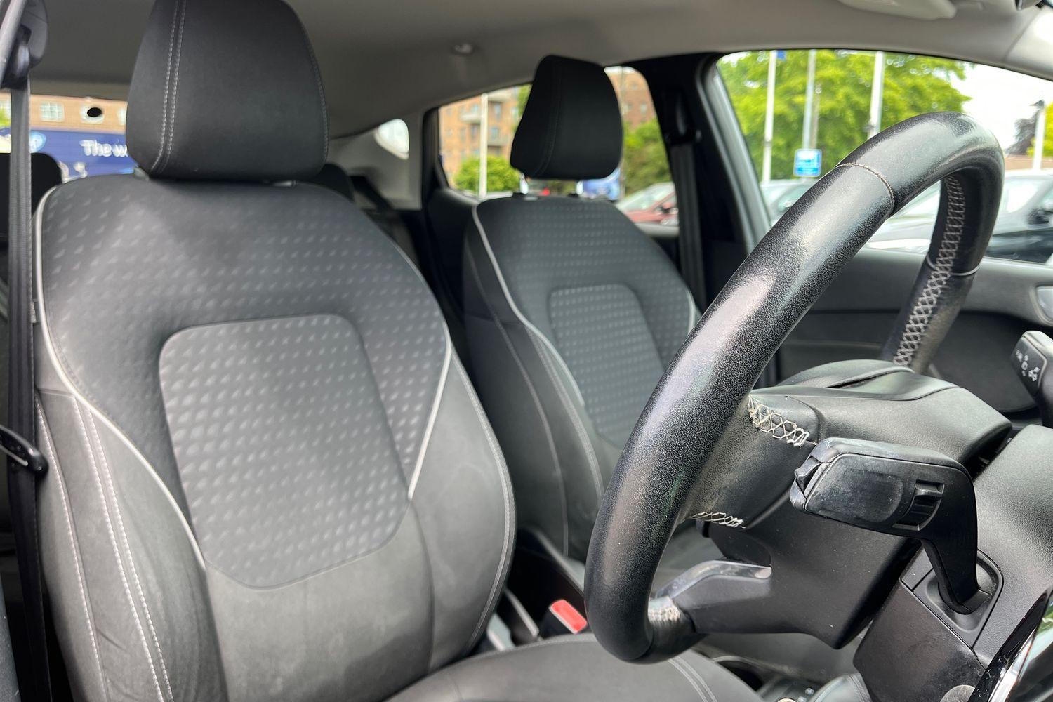 Ford FIESTA Photo 16
