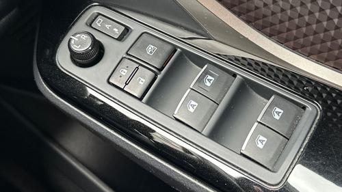 Toyota C-HR Photo autoimg-9f6c57d6bec0588f7909a5a76220044759f8464f.jpg