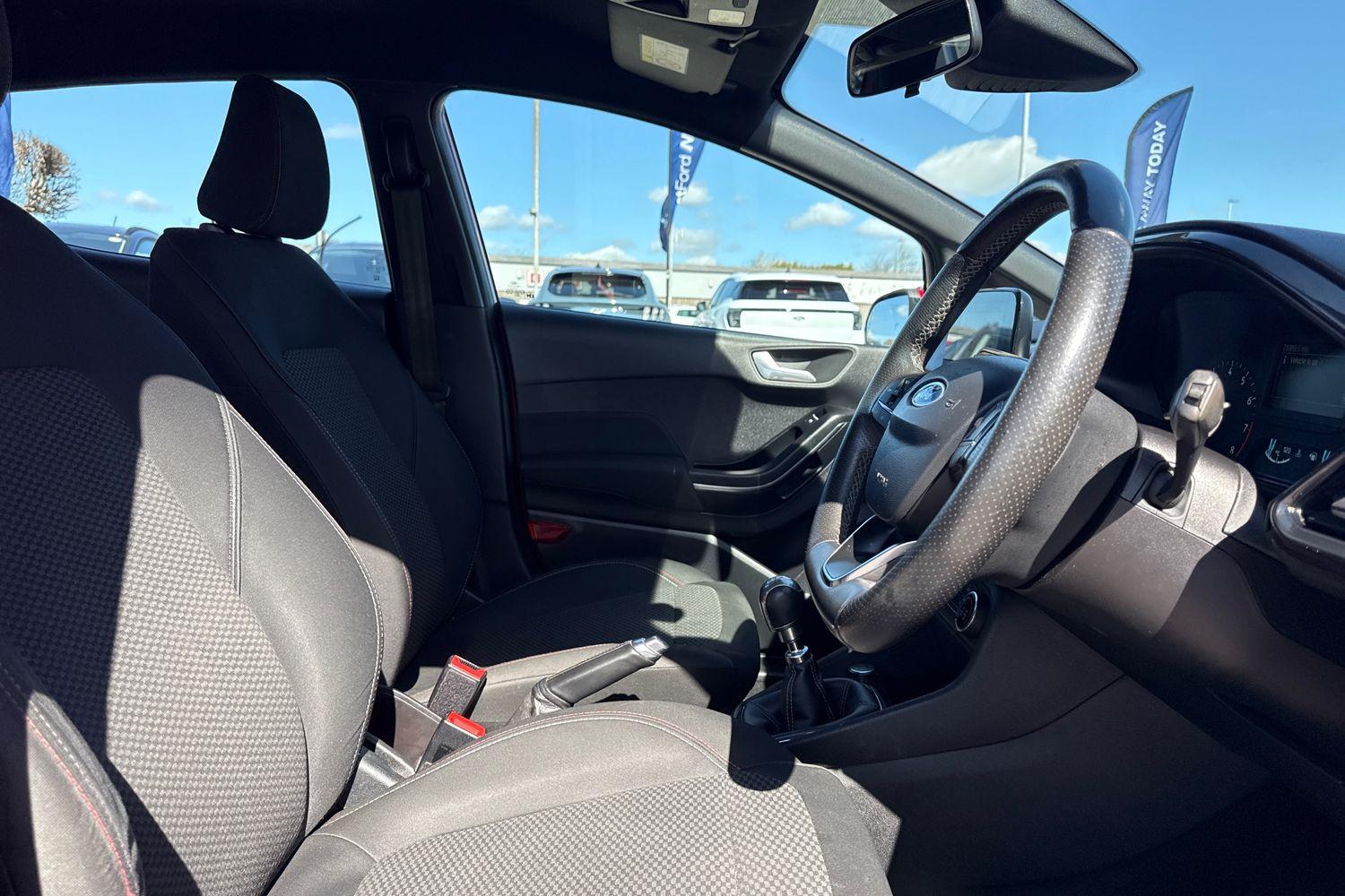 Ford FIESTA Photo 16