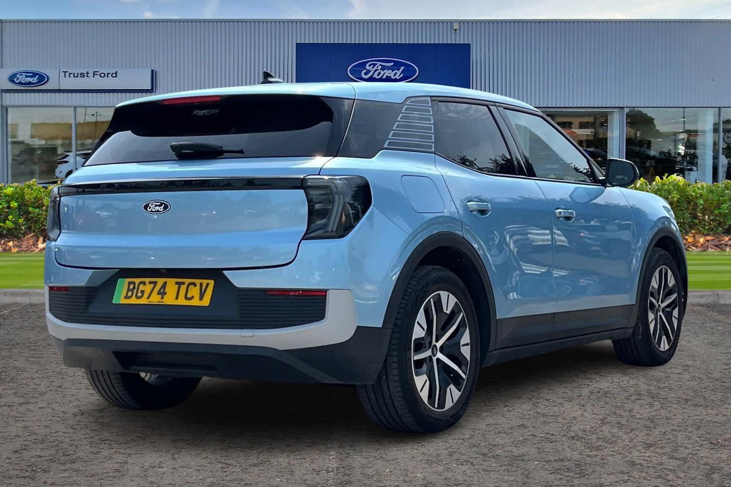 Ford EXPLORER Photo 3