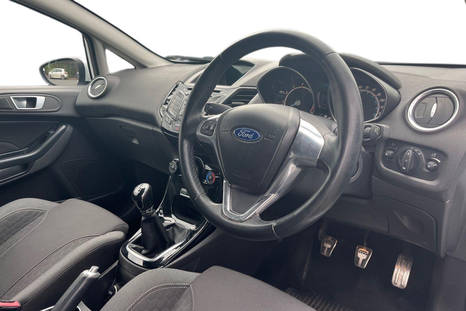 Ford FIESTA Photo 8