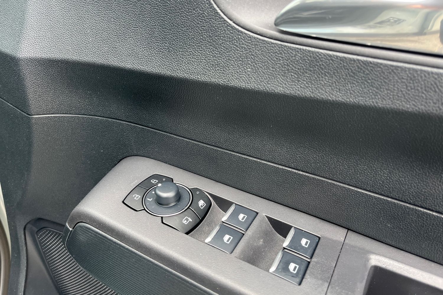 Ford E-Tourneo Courier Photo 15