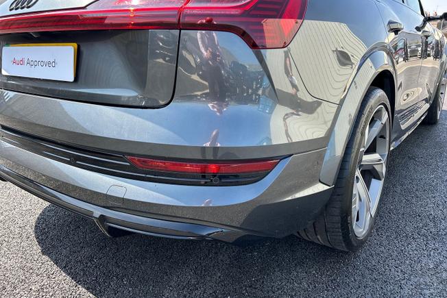 Audi e-tron S Photo 32