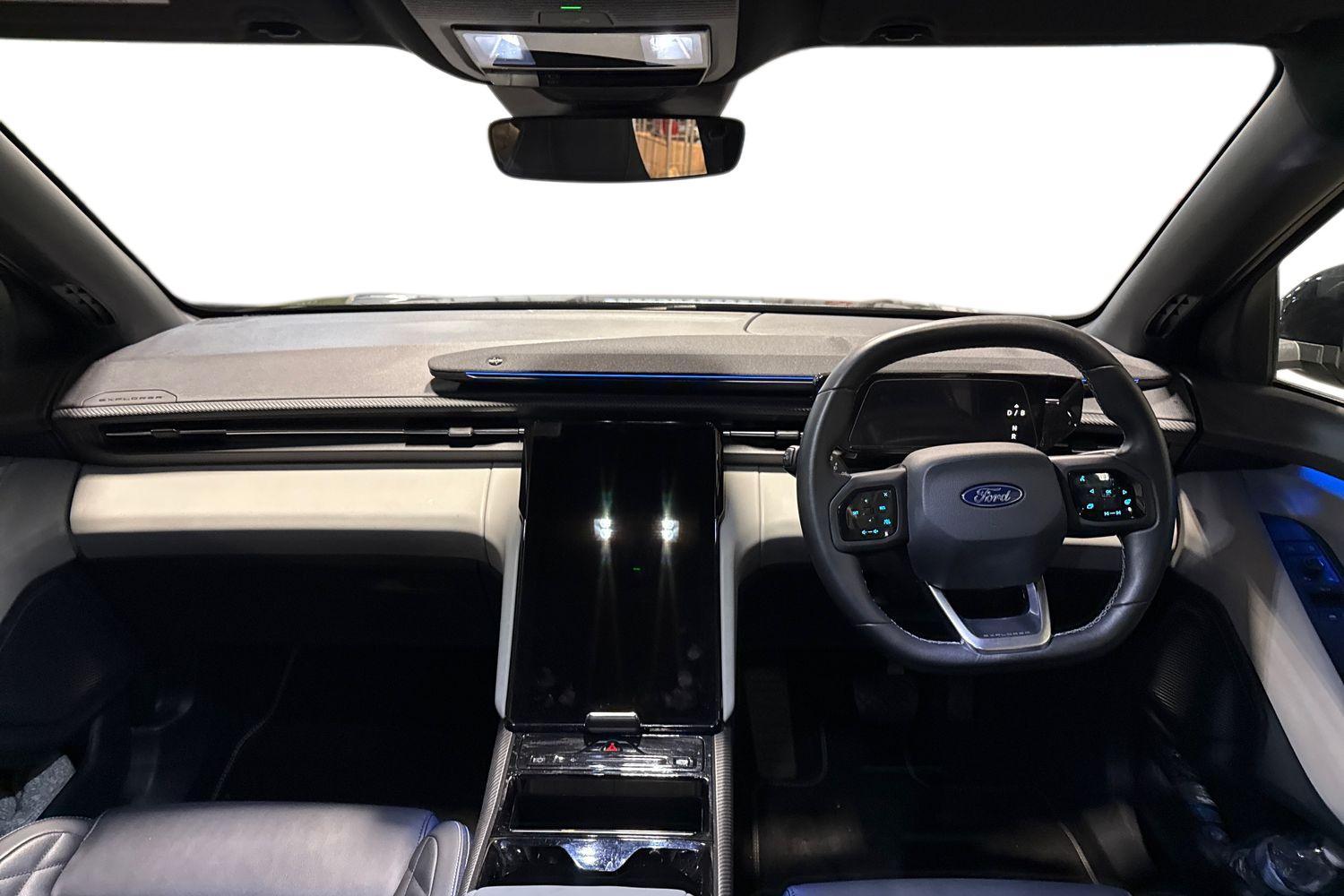 Ford Explorer Photo 9