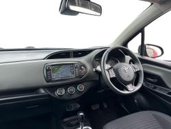 TOYOTA Yaris Photo 2