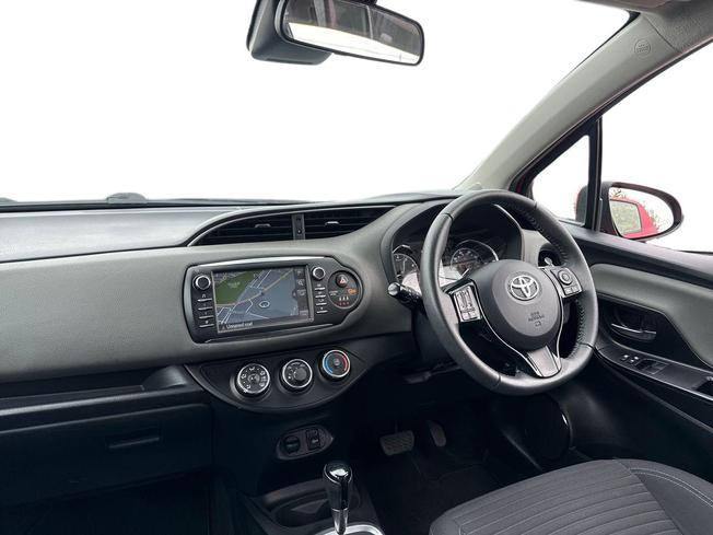 TOYOTA Yaris Photo 2