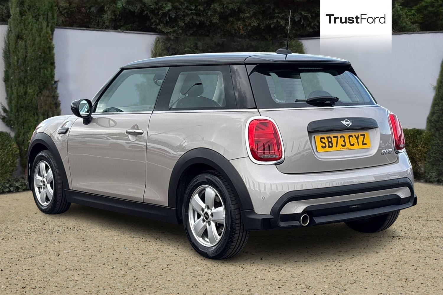 MINI HATCHBACK Photo 1