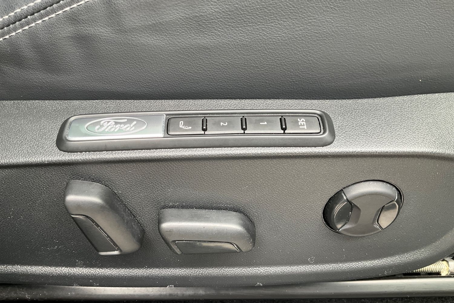 Ford Explorer Photo 32
