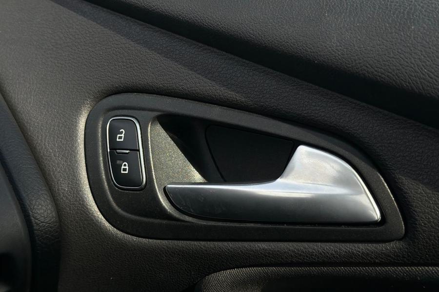 Ford FOCUS Photo autoimg-9ff4e419c7de53cb009b59d900a13365aa27f9f0.jpg