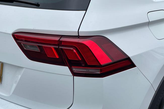 VOLKSWAGEN Tiguan Photo 18