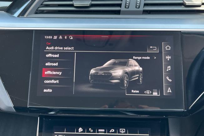 AUDI e-tron Photo 23