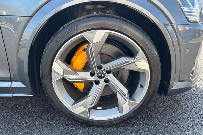 Audi e-tron S Photo 5