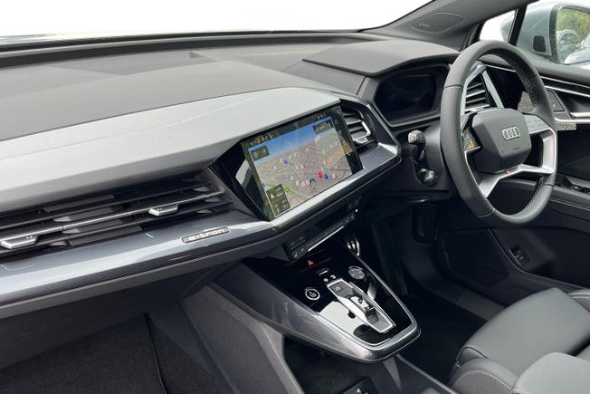 AUDI Q4 Photo 2