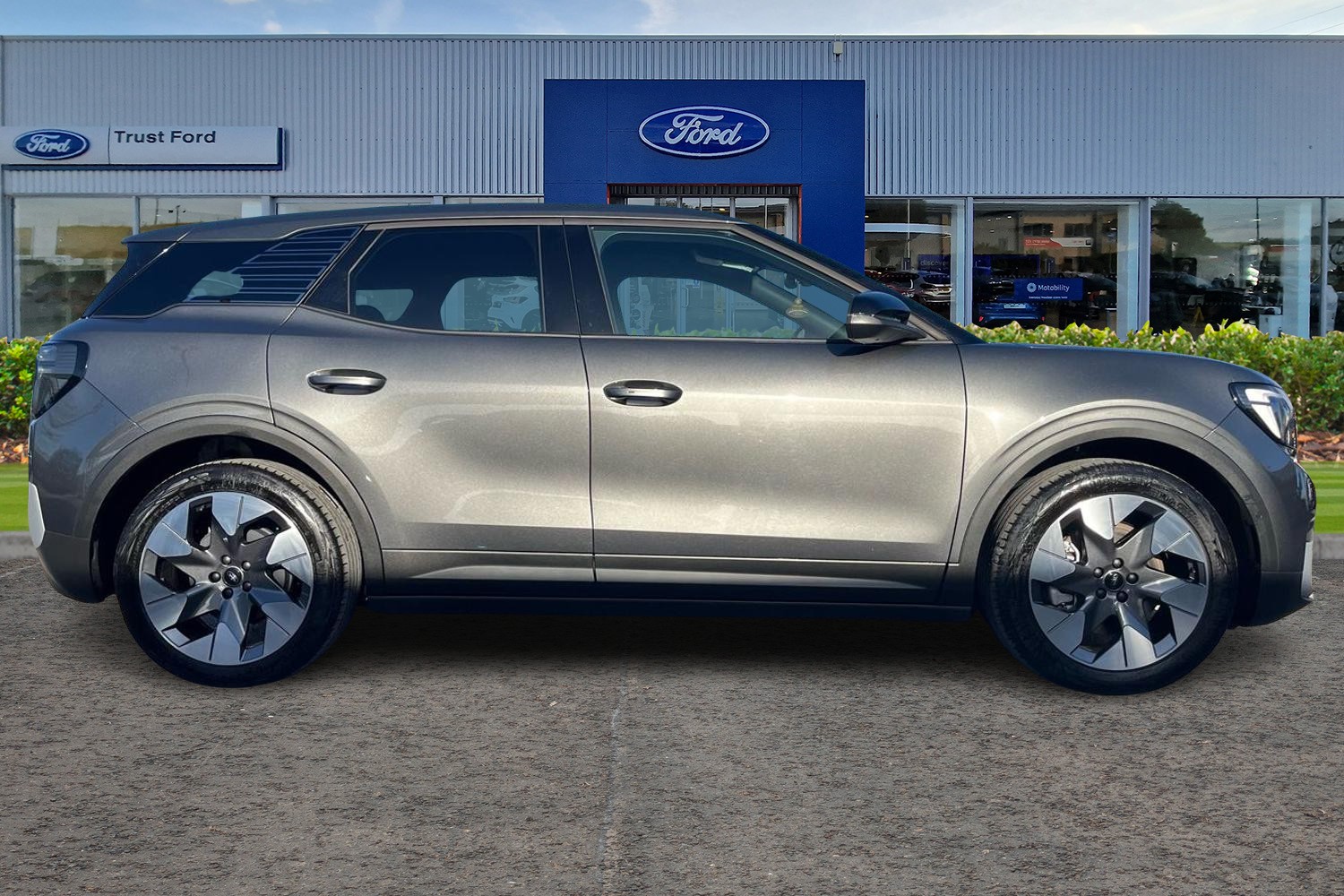 Ford Explorer Photo 2