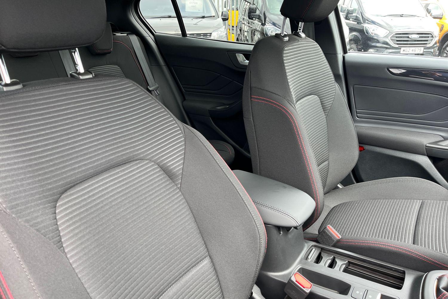 Ford FOCUS Photo 16