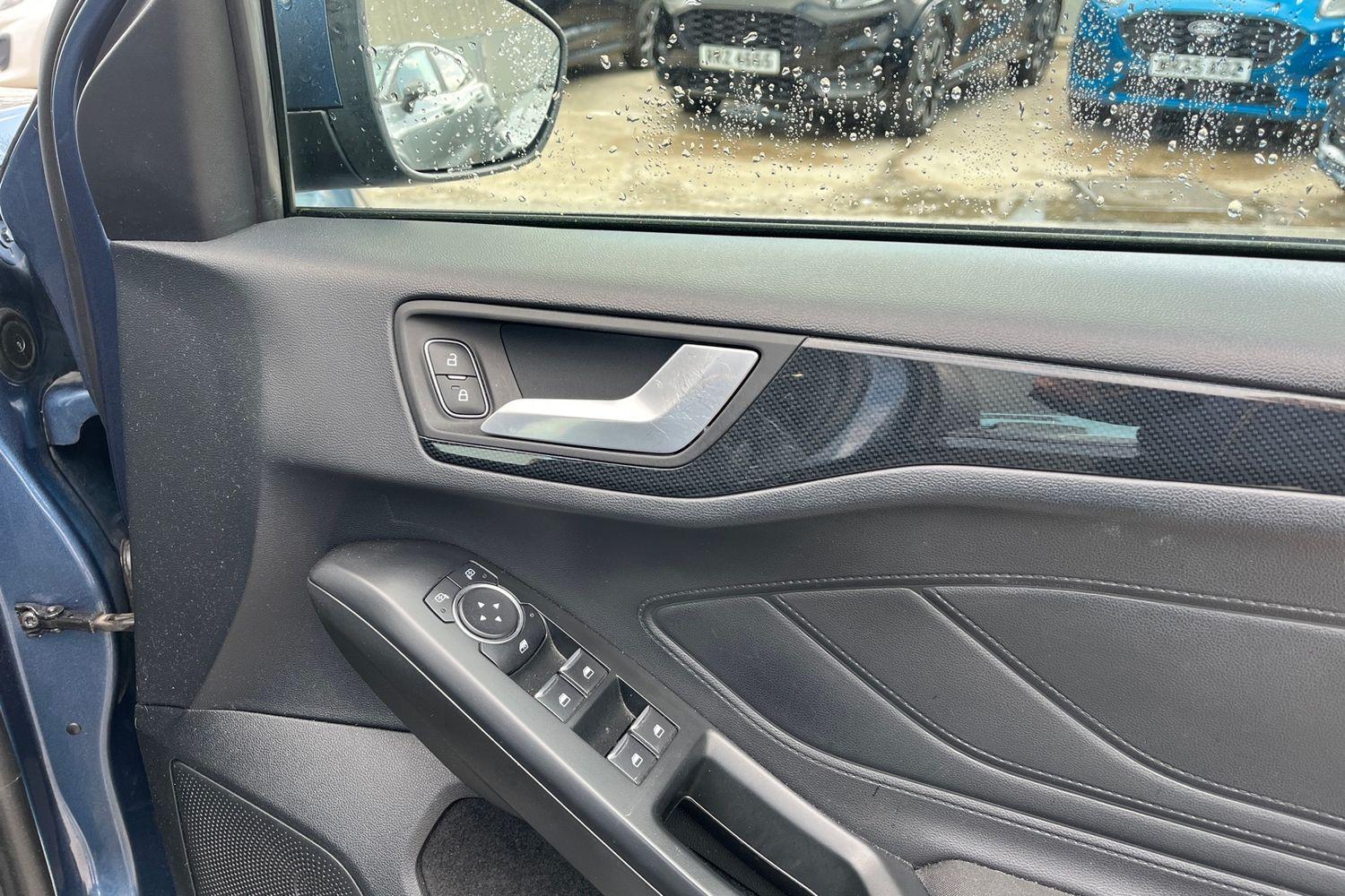 Ford FOCUS Photo 24