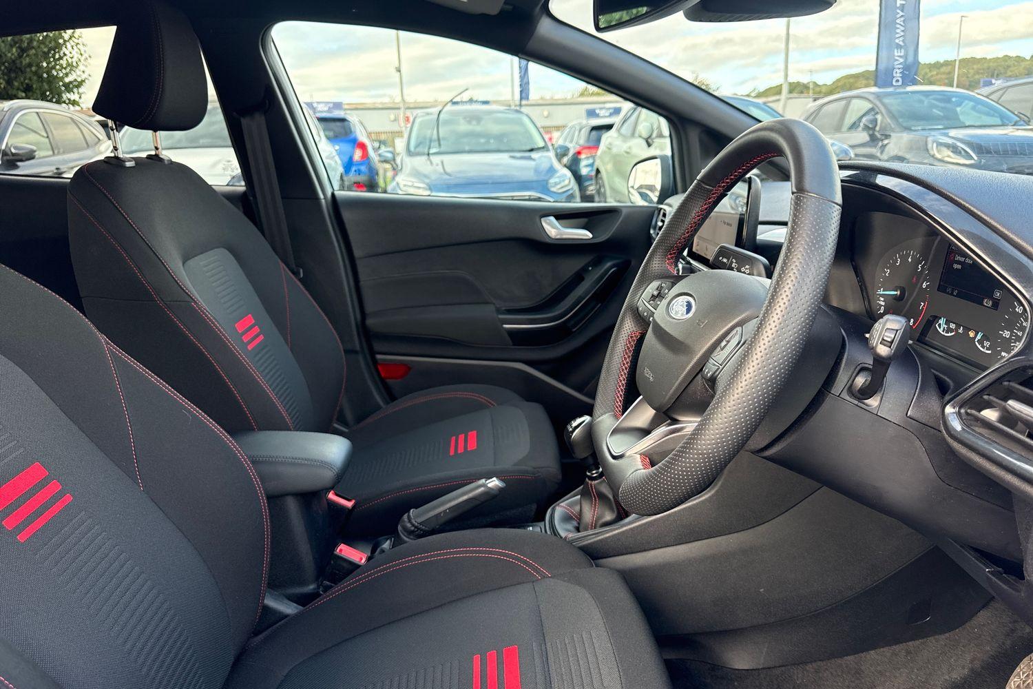 Ford FIESTA Photo 16