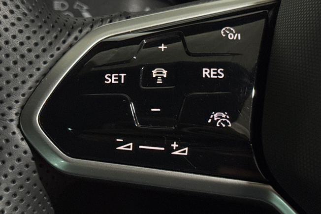 VOLKSWAGEN Tiguan Photo 16
