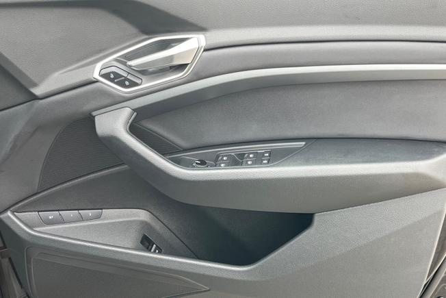 AUDI e-tron Photo 40