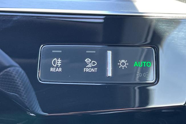 AUDI Q8 E-Tron Photo 32