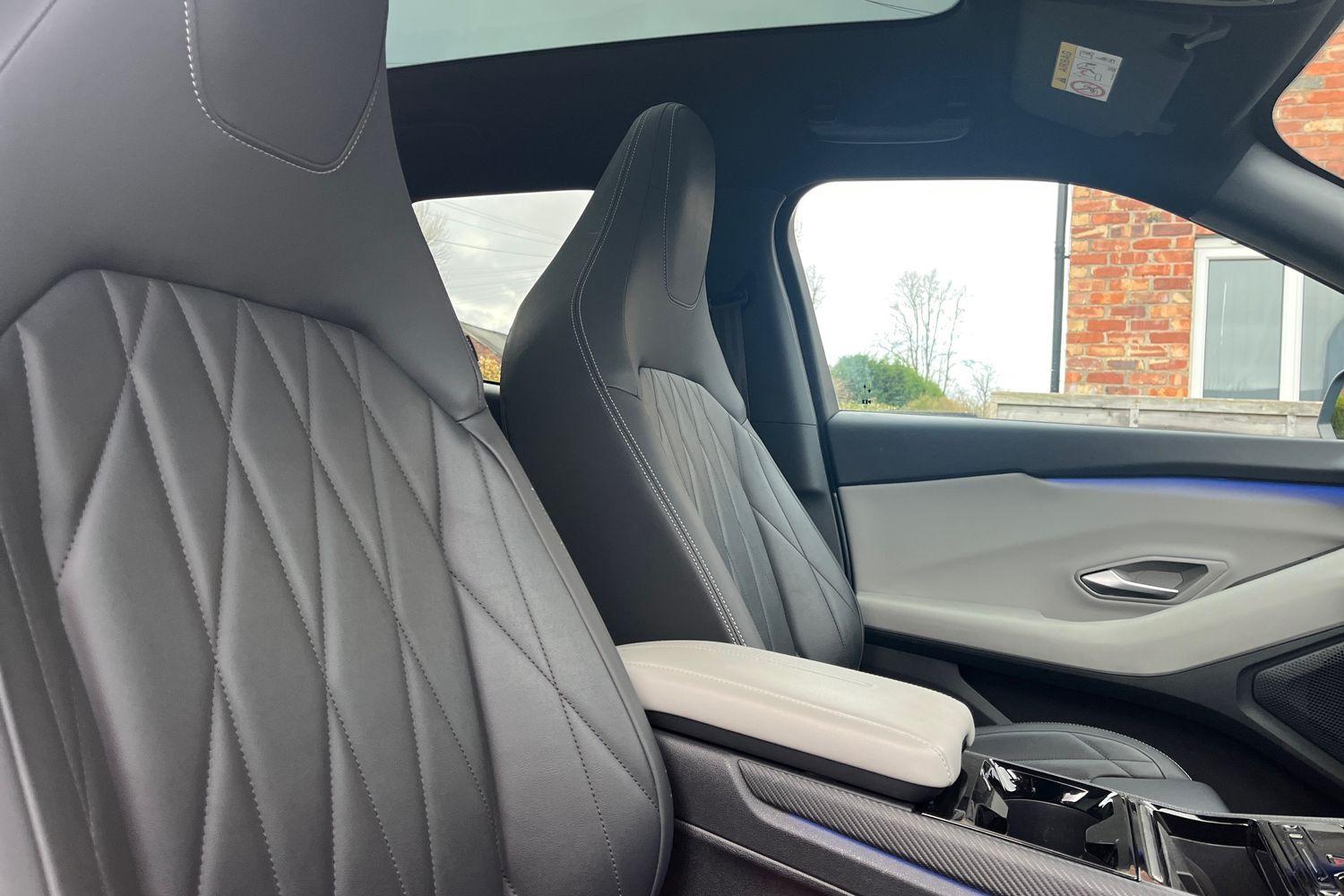 Ford EXPLORER Photo 16