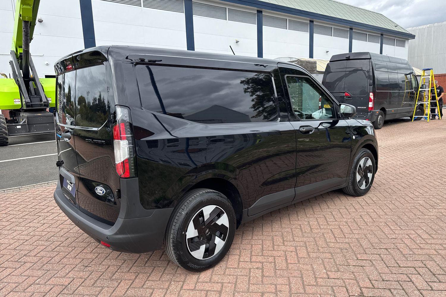 Ford E-TRANSIT COURIER Photo 6