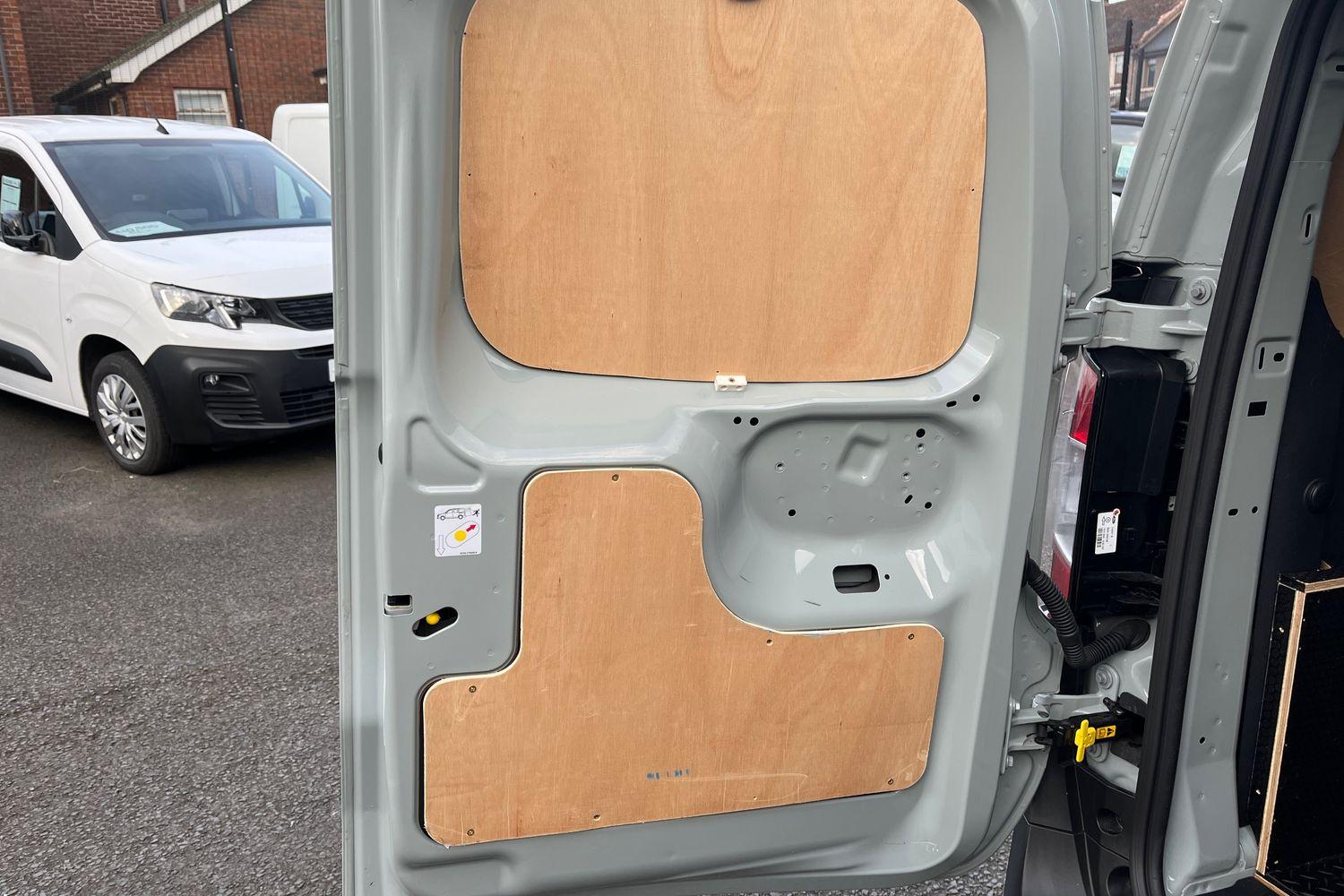 Ford TRANSIT COURIER Photo 15
