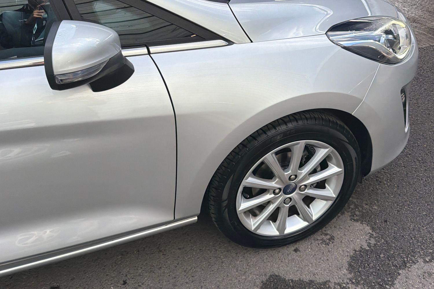 Ford FIESTA Photo 32