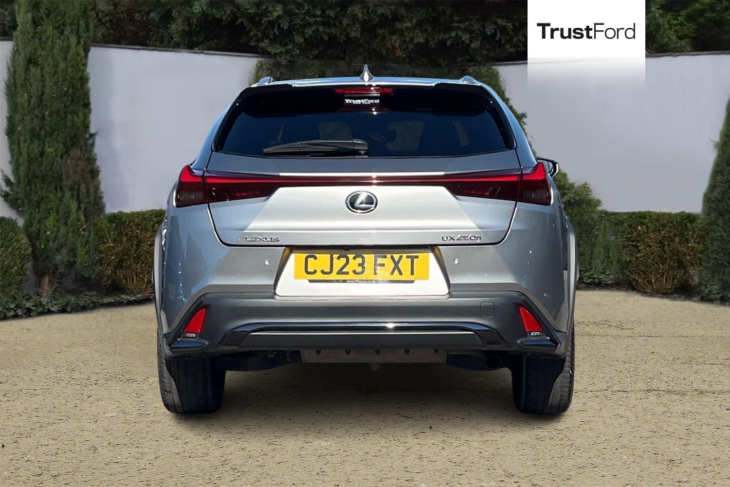 Lexus UX Photo 6