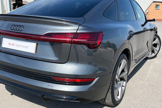 AUDI e-tron Photo 18