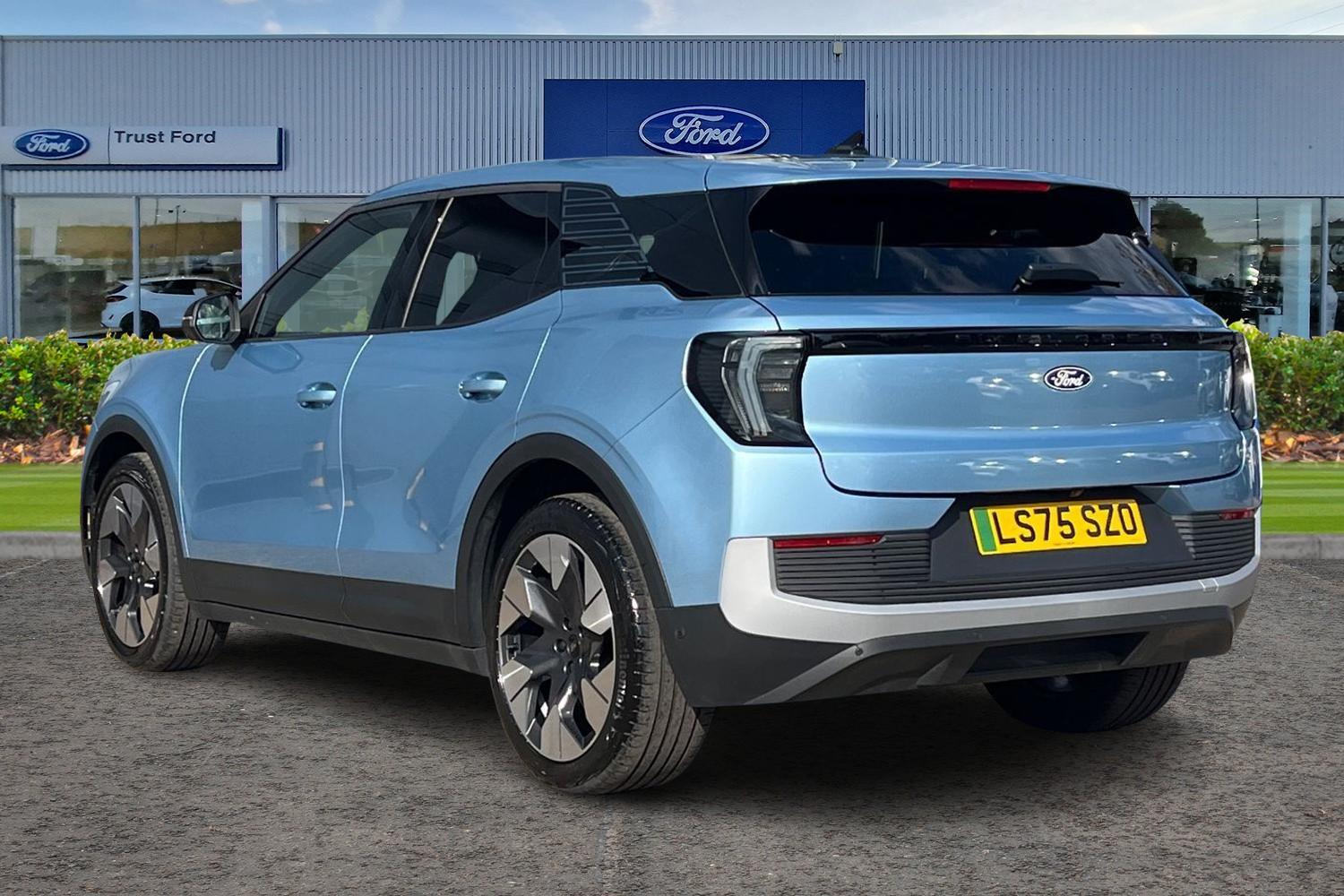 Ford Explorer Photo 1