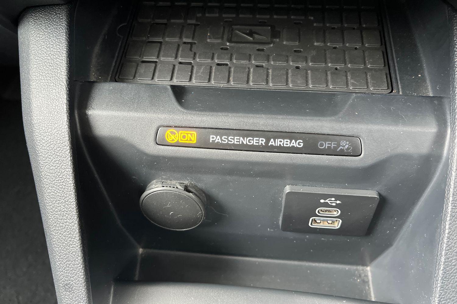 Ford TRANSIT COURIER Photo 22