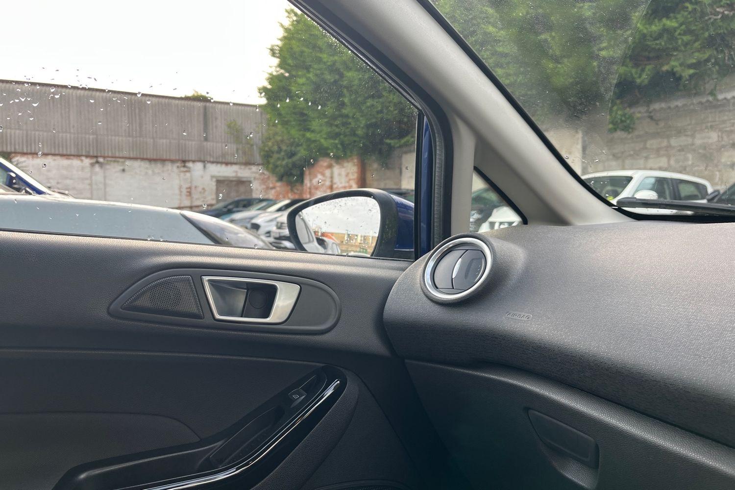 Ford FIESTA Photo 33