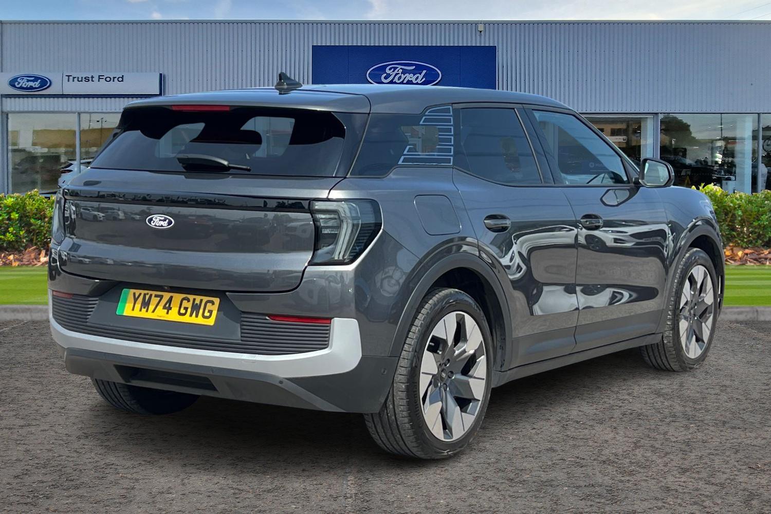 Ford Explorer Photo 3