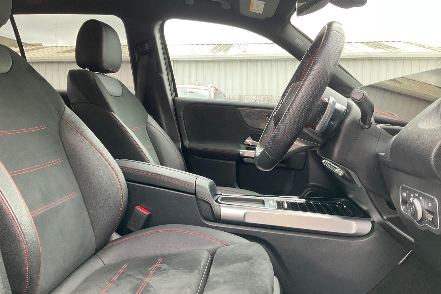 Mercedes-Benz GLB Photo 16