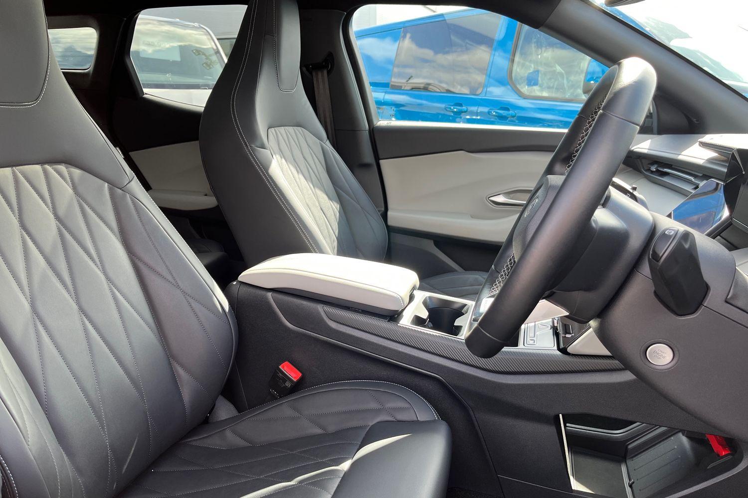 Ford Explorer Photo 16