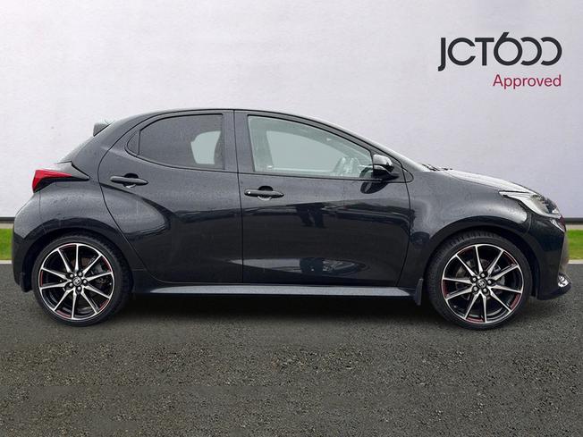 TOYOTA Yaris Photo 4