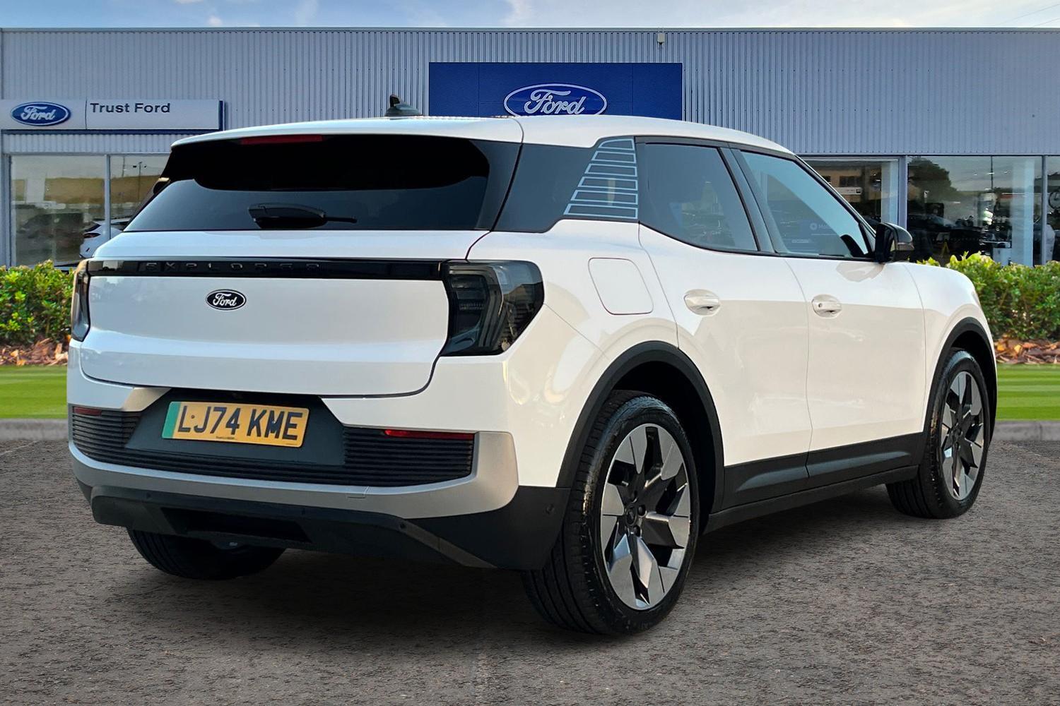 Ford Explorer Photo 3