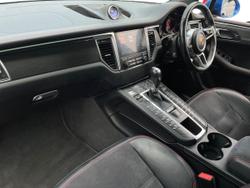 PORSCHE Macan Photo 2